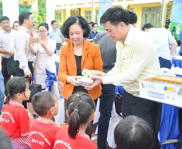 Các đại biểu thực hiện nghi thức mở quà tặng, tượng trưng cho những hộp sữa mà Vinamilk và Quỹ sữa Vươn cao Việt Nam sẽ dành tặng đến các em học sinh Thái Nguyên.