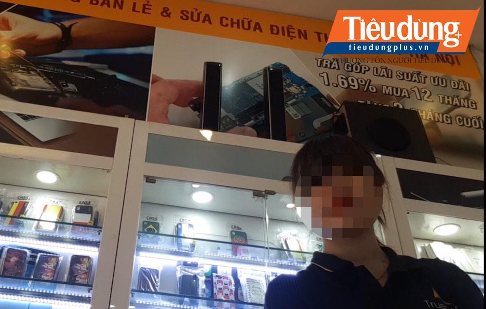 Nhân viên tư vấn sản phẩm không thuế tại cửa hàng