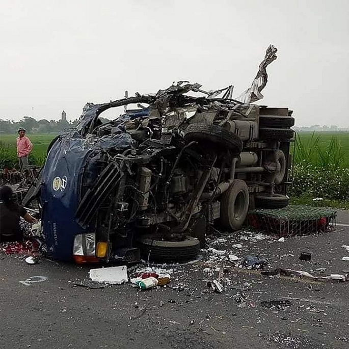 ha nam va cham voi xe ben tai xe xe cho ga tu vong tai cho