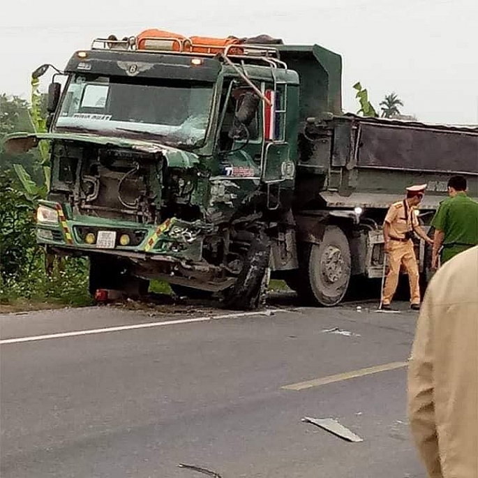 ha nam va cham voi xe ben tai xe xe cho ga tu vong tai cho