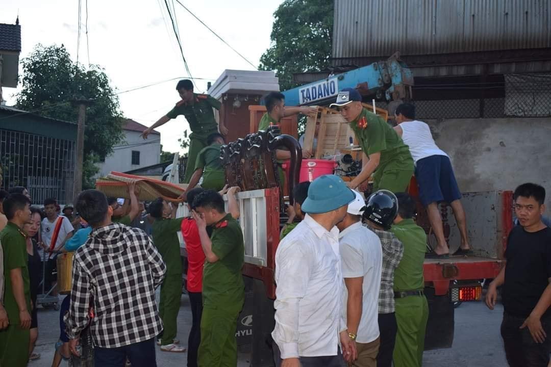 Lực lượng chức năng hỗ trợ người dân sơ tán để tránh trường hợp đáng tiếc xảy ra (Ảnh: Vietnamnet)