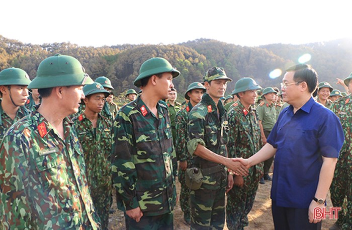 Phó Thủ tướng Chính phủ Vương Đình Huệ động viên, thăm hỏi các lực lượng tham gia chữa cháy tại huyện Nghi Xuân.