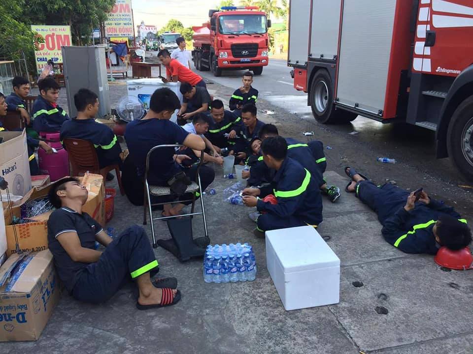 Đội phòng cháy chữa cháy sau những nỗ lực không biết mệt mỏi dầm mình trong biển lửa