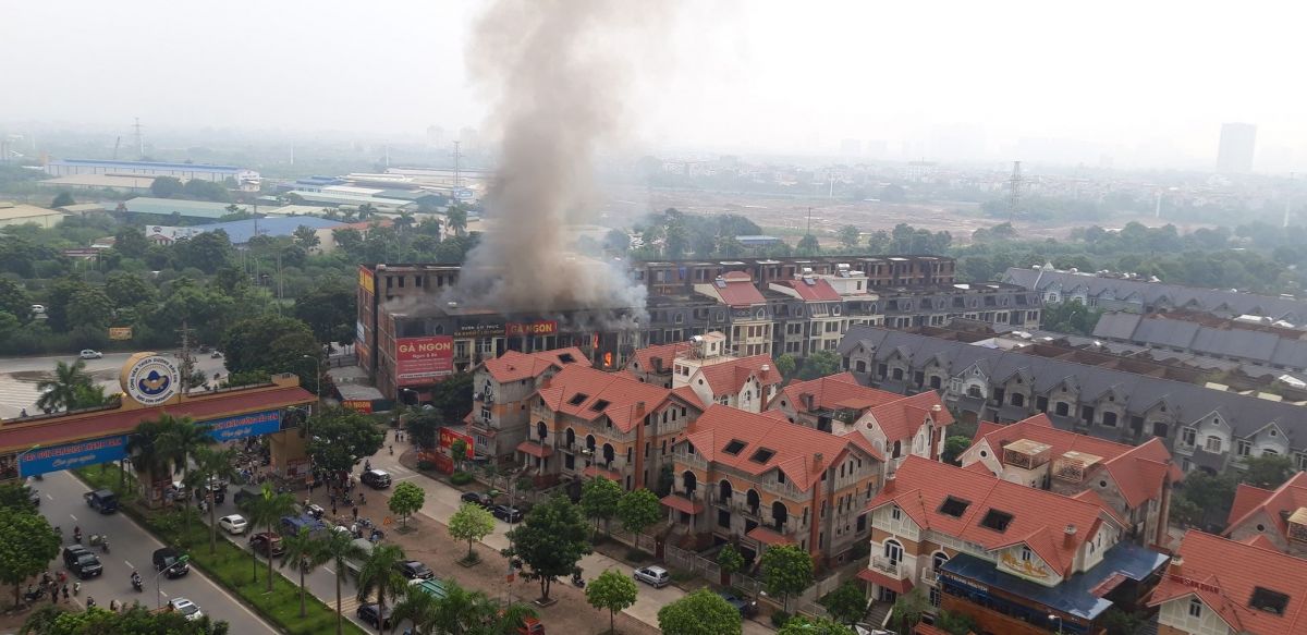 Đám cháy xảy ra ngay khu vực cổng chào công viên thiên đường Bảo Sơn