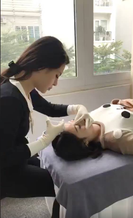 bà chủ spa Venus đang thực hiện tiêm filler cho khách tại địa chỉ 70 Khâm Thiên