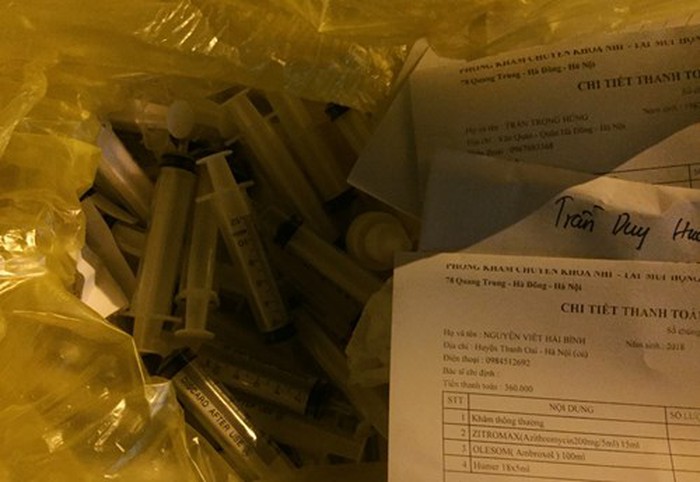 Một trong các túi rác không được xử lý đúng quy định của phòng khám 78 Quang Trung