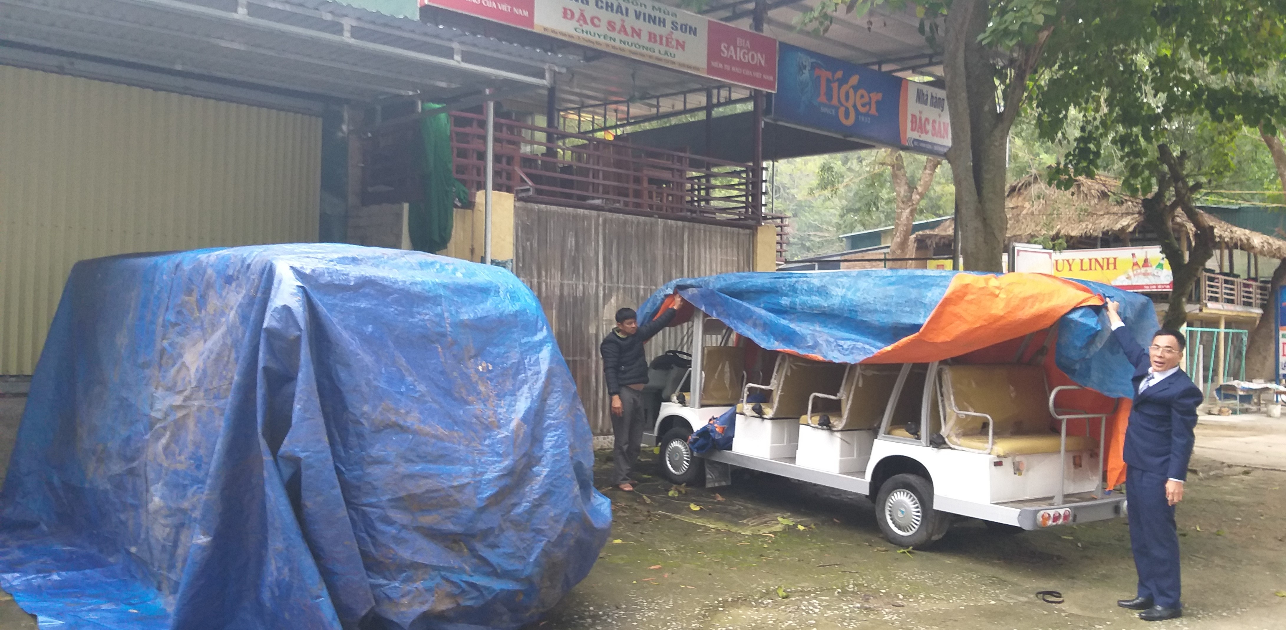 Xe điện của Công ty Phương Hiền vẫn đắp chiếu sau thời gian dài nhập về.