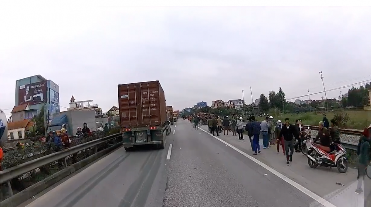 Vụ tai nạn xảy ra vào khoảng 14h chiều nay, tại km76, xã Kim Lương, huyện Kim Thành, Hải Dương