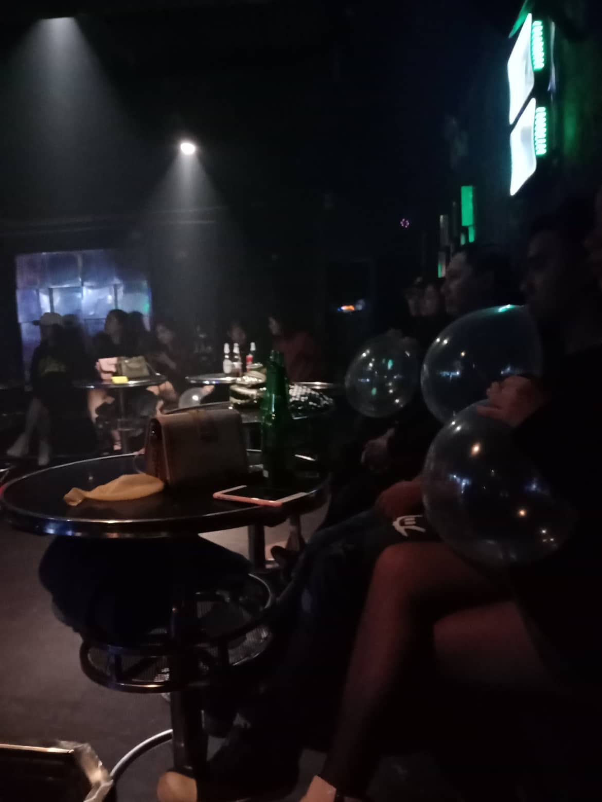 Một góc của Hero Club, giới trẻ đua nhau hút bóng cười.