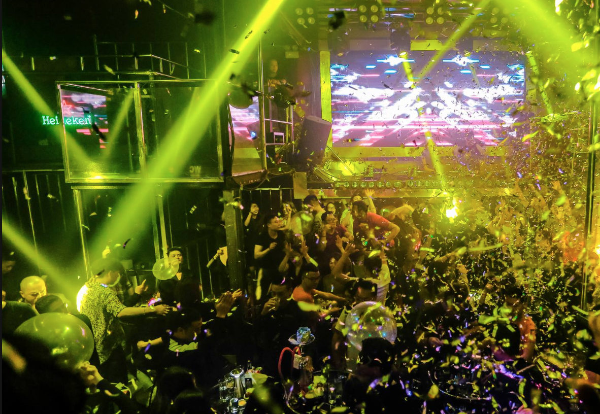Khi nhạc lên ạnh, bóng cười từ quầy bar đưa đến tay các khách hàng tại Hero Club