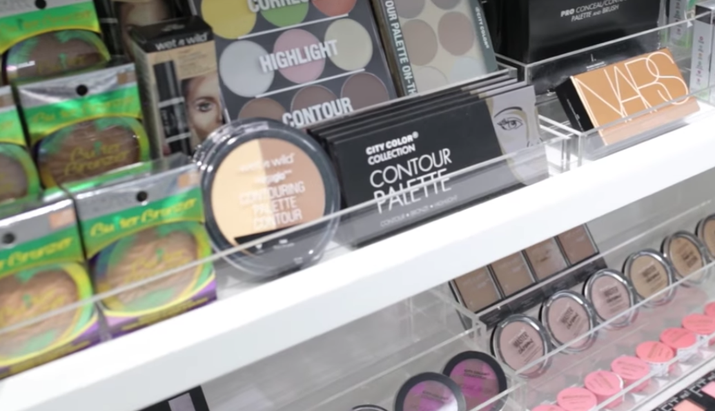 vô vàn các loại mỹ phẩm từ các thương hiệu được bày bán trong hệ thống cửa hàng Mint Cosmetics