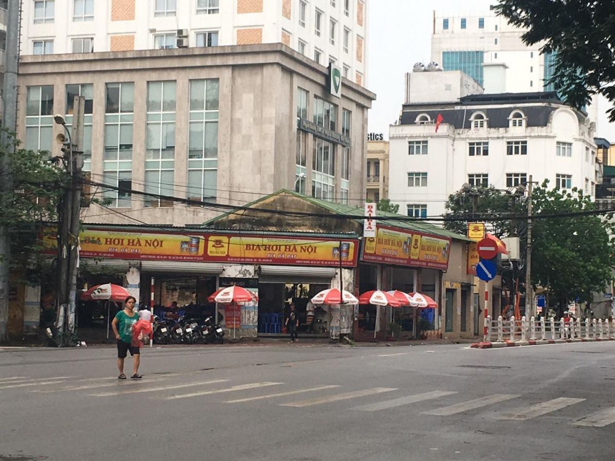 Quán bia được mở ra kinh doanh trên lô đất vàng hai mặt tiền tại số 11A Cát Linh.