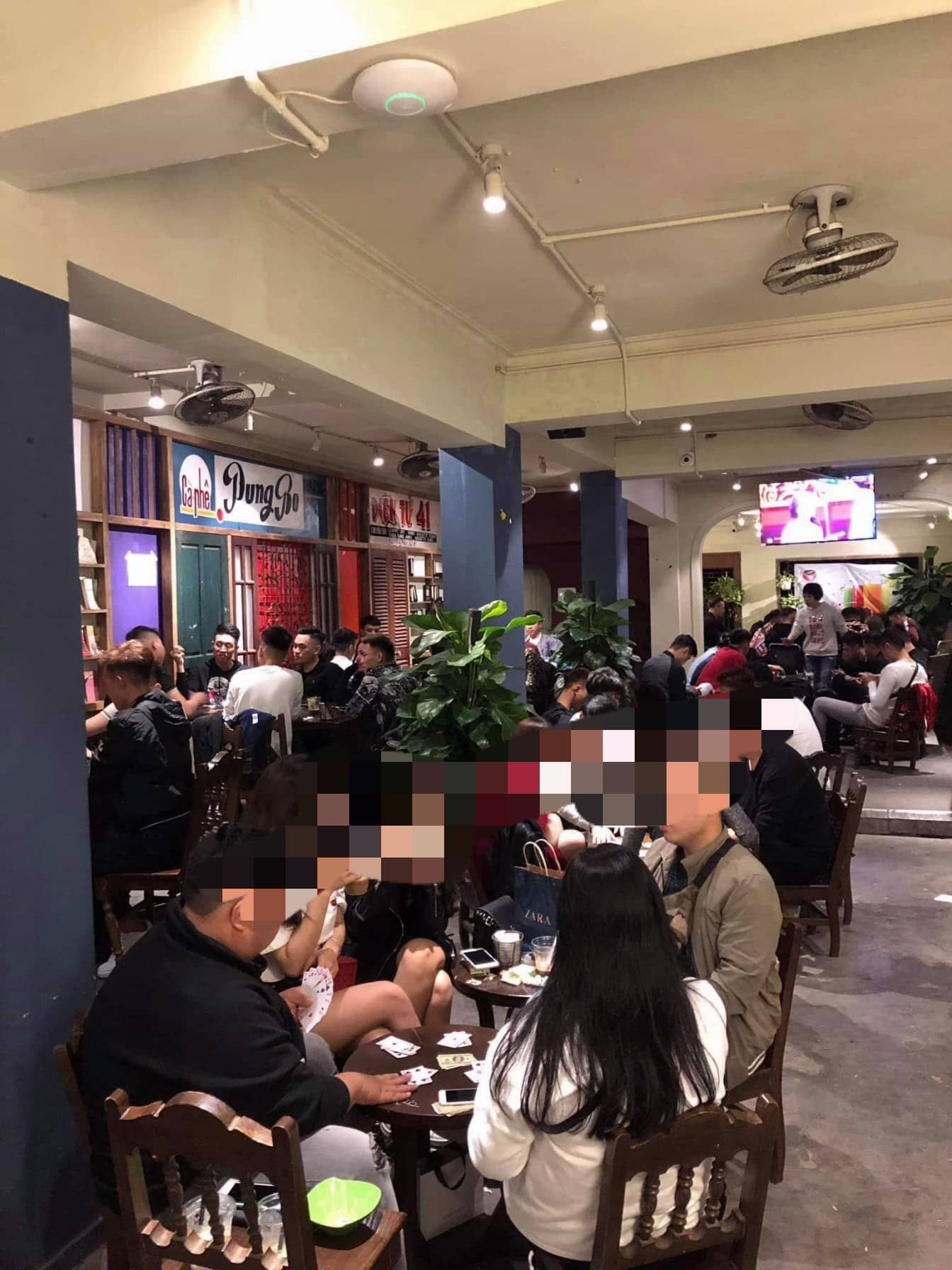 Khách hàng cũng phàn nàn về việc Aha cafe để cho giới trẻ tổ chức đánh bài ăn tiền tại cơ sở của mình (Ảnh nguồn internet)