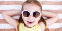 Đeo kính râm có thể ảnh hưởng xấu tới mắt của trẻ em 