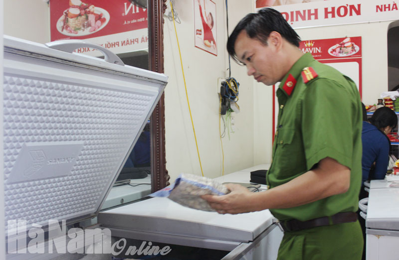 Kiểm tra tại cửa hàng kinh doanh đồ đông lạnh Định Hơn (số 12, đường Nguyễn Văn Trỗi).