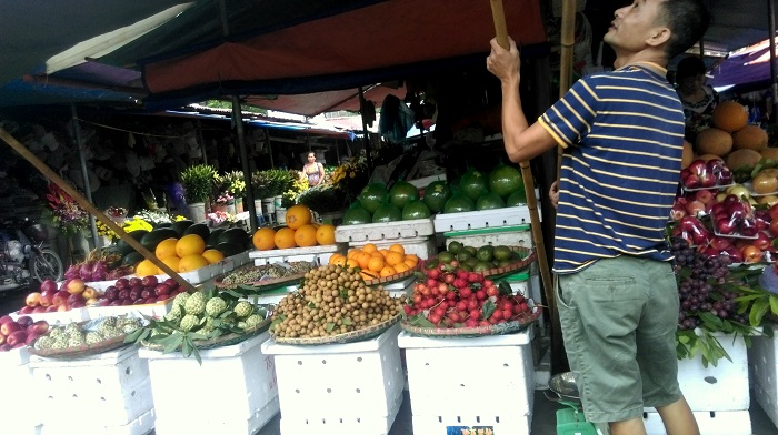 Giá chôm chôm tại các chợ đầu mối Hà Nội đang cao gấp nhiều lần so với giá thu mua tại nhà vườn.