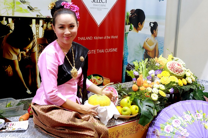 Những cô gái đến từ Thái Lan với trang phục truyền thống giới thiệu những món ăn, sản phẩm mới.