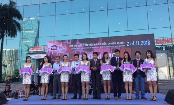 Các khách mời cắt băng khai mạc triển lãm Plase Show 2018 