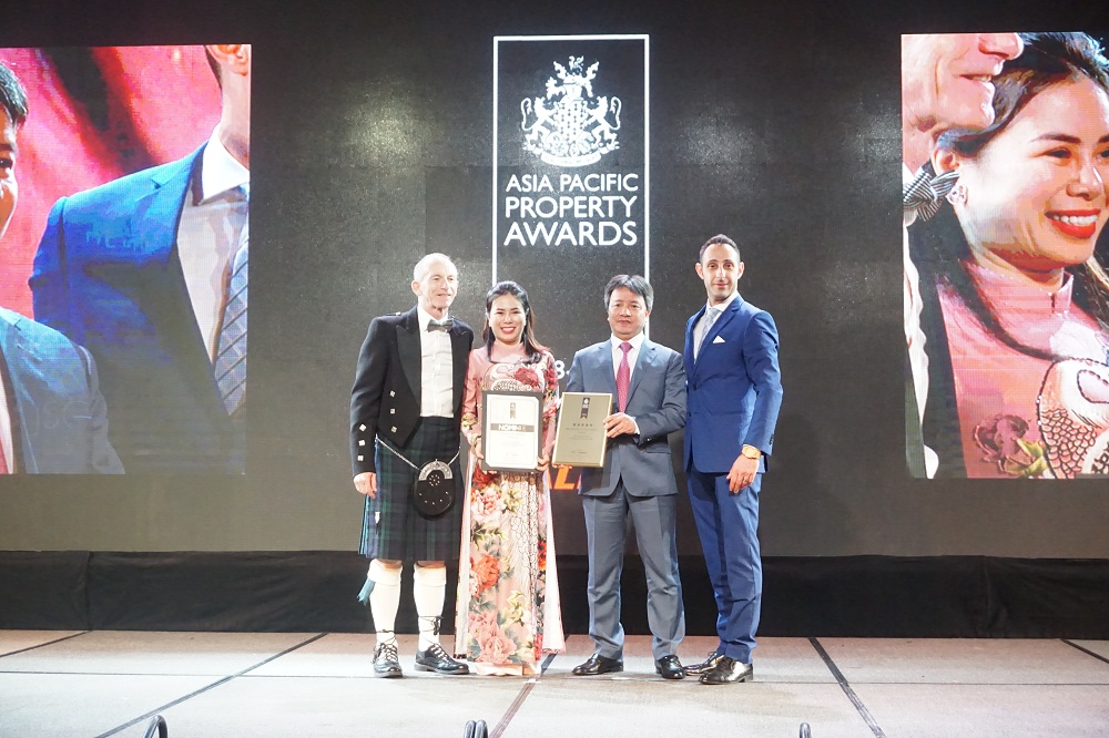 Đại diện Vinhomes nhận giải “Khu đô thị tốt nhất Việt Nam 2018” cho KĐT Vinhomes Riverside do APPA vinh danh.