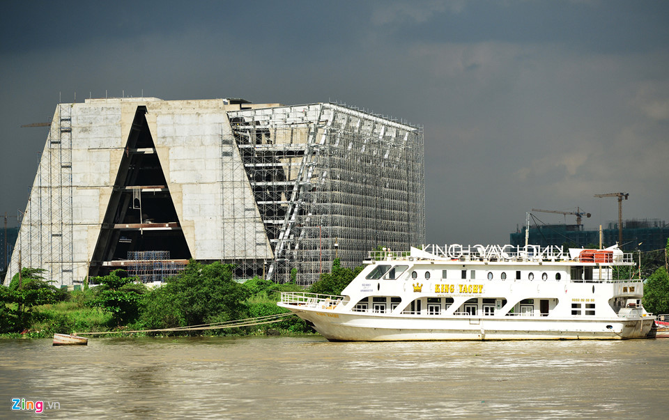 Trung tâm Triển lãm quy hoạch thành phố ngay quảng trường trung tâm khu đô thị đang được thi công. Công trình gồm 1 tầng hầm và 5 tầng nổi dần hoàn thiện bên bờ sông Sài Gòn.