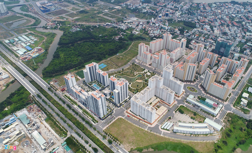 Khu tái định cư Bình Khánh (phường Bình Khánh) có diện tích 38,4 ha. Dự án thuộc chương trình 12.500 căn hộ phục vụ tái định cư thuộc 5 phường trung tâm của khu đô thị này nhưng chưa đạt được mục tiêu đưa cư dân vào sinh sống.