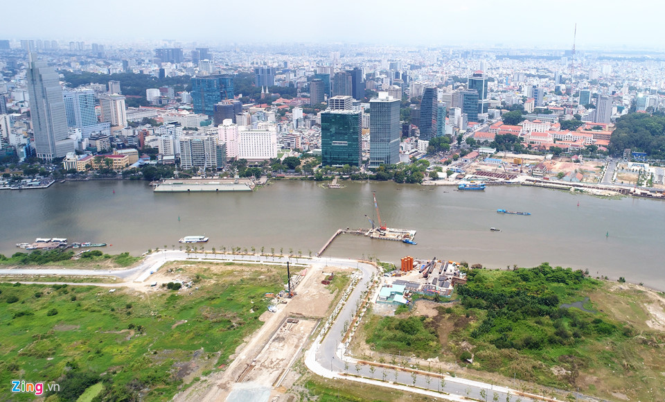 Cầu Thủ Thiêm 2 từ giao lộ Tôn Đức Thắng - Nguyễn Hữu Cảnh (quận 1) nối khu đô thị đang triển khai thi công bên cạnh cầu Thủ Thiêm 1 đã đưa vào sử dụng năm 2007, kết nối từ quận Bình Thạnh.
