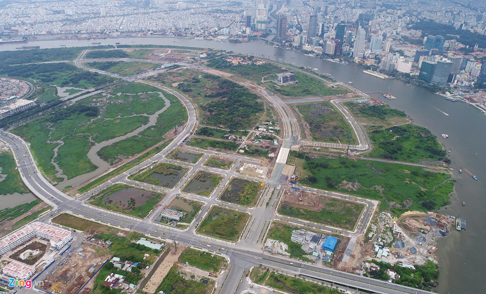 4 tuyến đường chính trong khu đô thị Thủ Thiêm gồm: đại lộ vòng cung (6 làn xe); đường ven hồ trung tâm (4 làn xe); đường ven sông Sài Gòn (2 làn xe) và đường vùng châu thổ, tổng chiều dài gần 12 km, bao gồm 10 cây cầu, trong đó có 2 cầu cạn đang hoàn thiện.