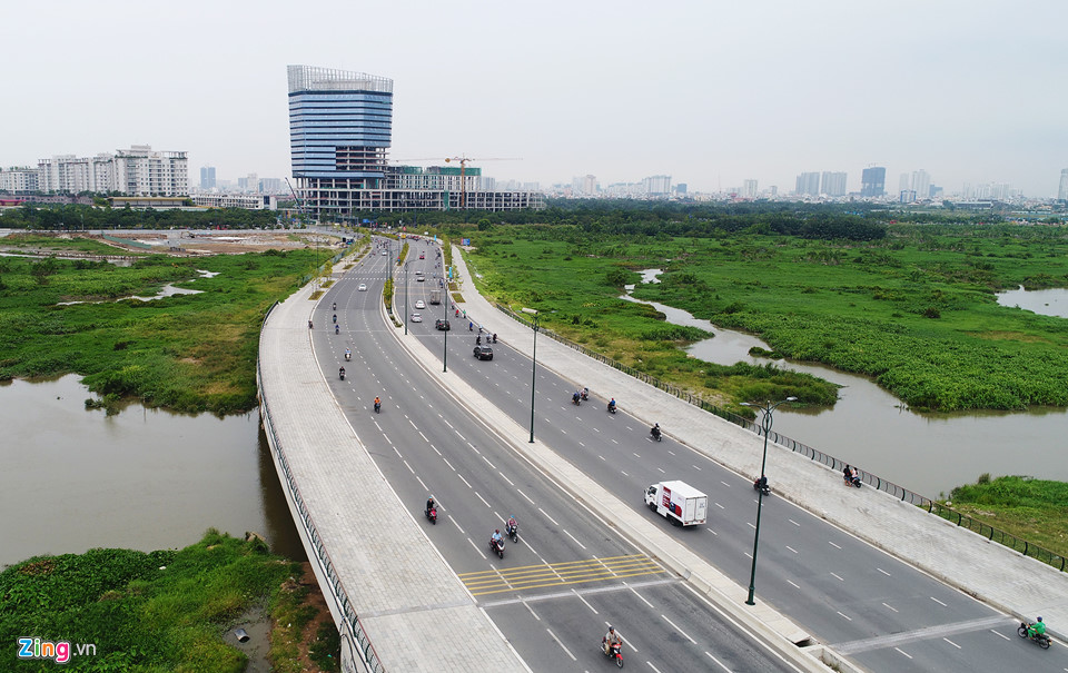 Đường Nguyễn Cơ Thạch từ cầu Thủ Thiêm 1 với 8 làn xe chạy xuyên Khu đô thị tới đại lộ Mai Chí Thọ được xây dựng mới hoàn toàn.