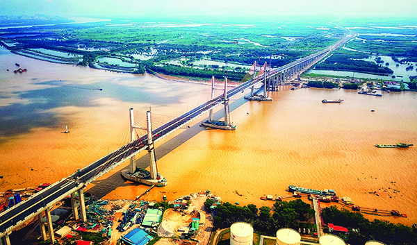 Hệ thống giao thông hoàn hảo được ví như những “tấm thảm đỏ” chào đón nhà đầu tư trên khắp thế giới vào Quảng Ninh (Ảnh: Cầu Bạch Đằng nối Hạ Long - Hải Phòng thông xe tháng 9/2018).
