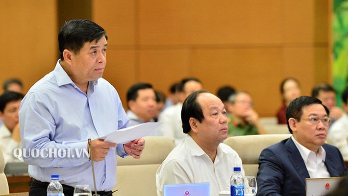 Bộ trưởng Bộ Kế hoạch và Đầu tư Nguyễn Chí Dũng trình bày báo cáo.