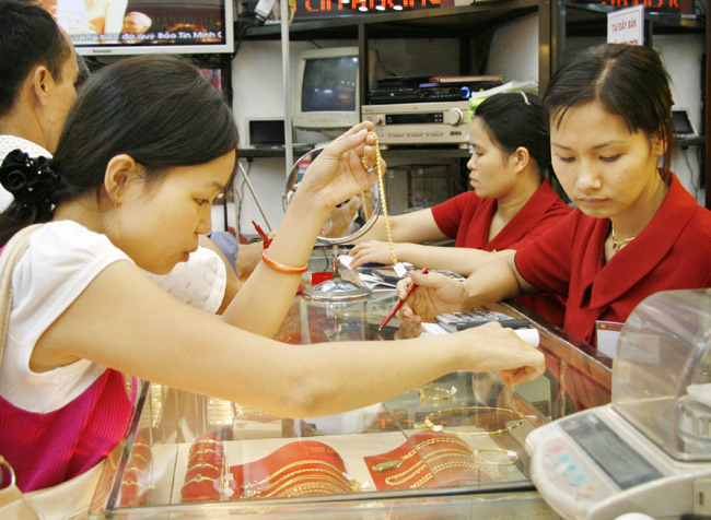Khách hàng giao dịch tại cửa hàng vàng bạc đá quý Bảo Tín Minh Châu. Ảnh: Mạnh Hùng