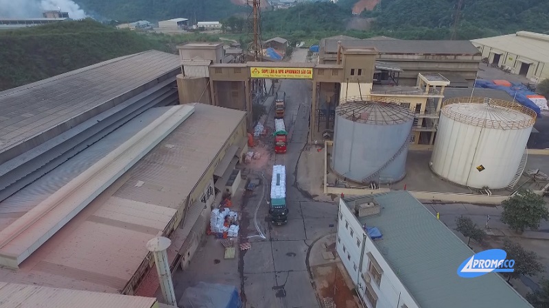 Nhà máy sản xuất phân bón vô cơ của Công ty TNHHMTV Supe lân Apromaco Lào Cai tại Khu công nghiệp Tằng Loỏng vi phạm Luật bảo vệ môi trường. 