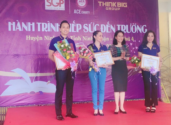 Lãnh đạo huyện Ninh Sơn ghi nhận và cảm ơn tấm lòng của đoàn từ thiện