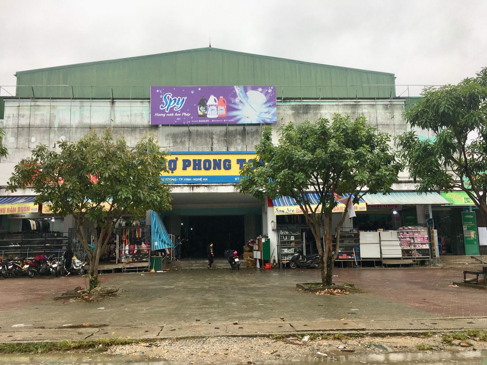 Ảnh: Khu kinh doanh dịch vụ thương mại phía ngoài chợ Phong Toàn, do HTX Phong Toàn quản lý tại phường Hà Huy Tập, TP. Vinh