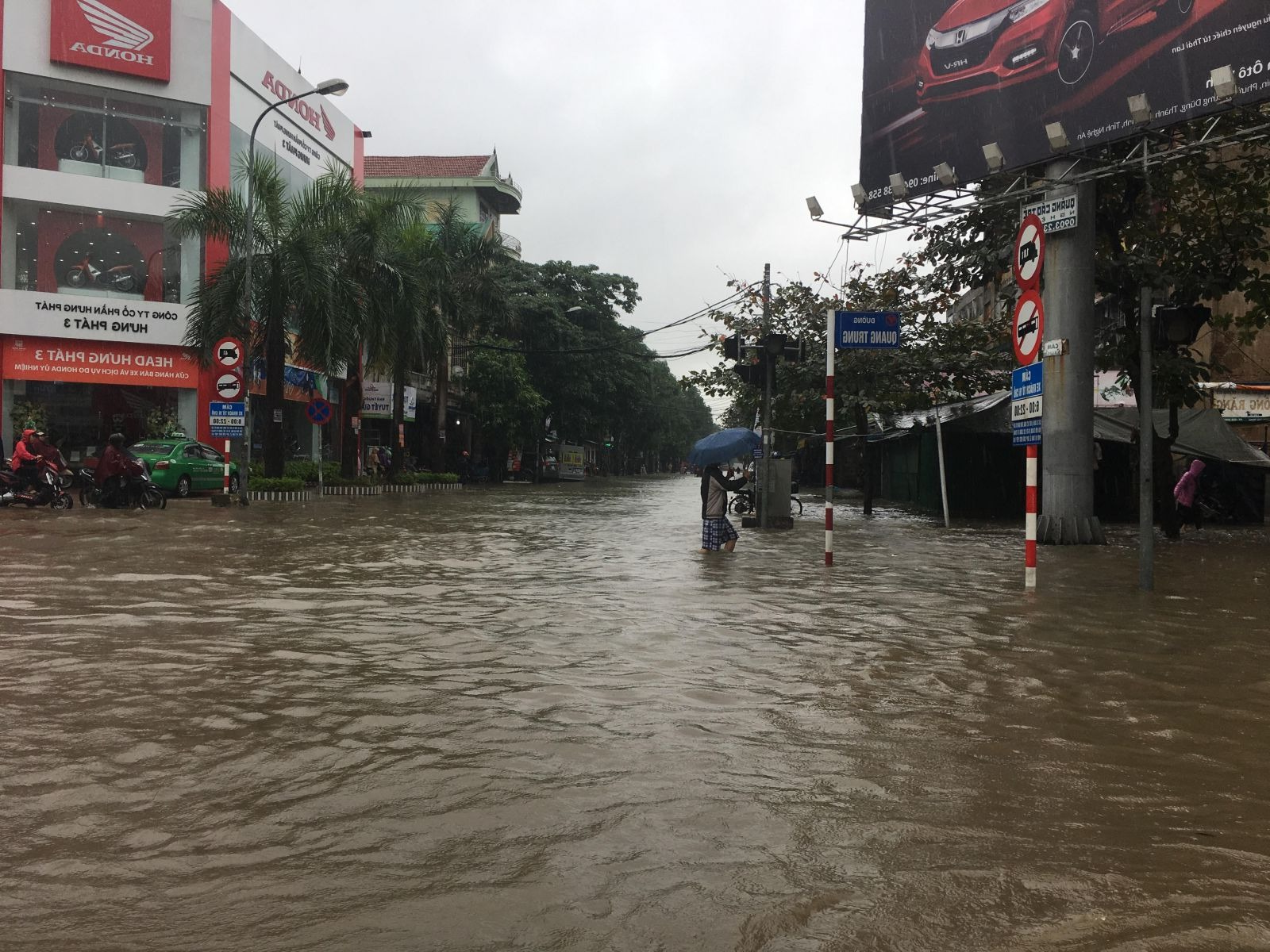 Các đường phố tiếp giáp với đường Quang Trung cũng bị nhập nước, người dân sống hai bên đường bị nước tràn vào nhà phải di dời tài sản lên cao.