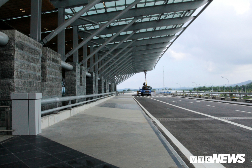 Trên tổng diện tích gần 27.000m2, nhà ga được thiết kế gồm 2 cao trình đến và đi riêng biệt, có một cầu hành khách cho máy bay code E, ba cầu hành khách cho máy bay code C (giai đoạn 1).