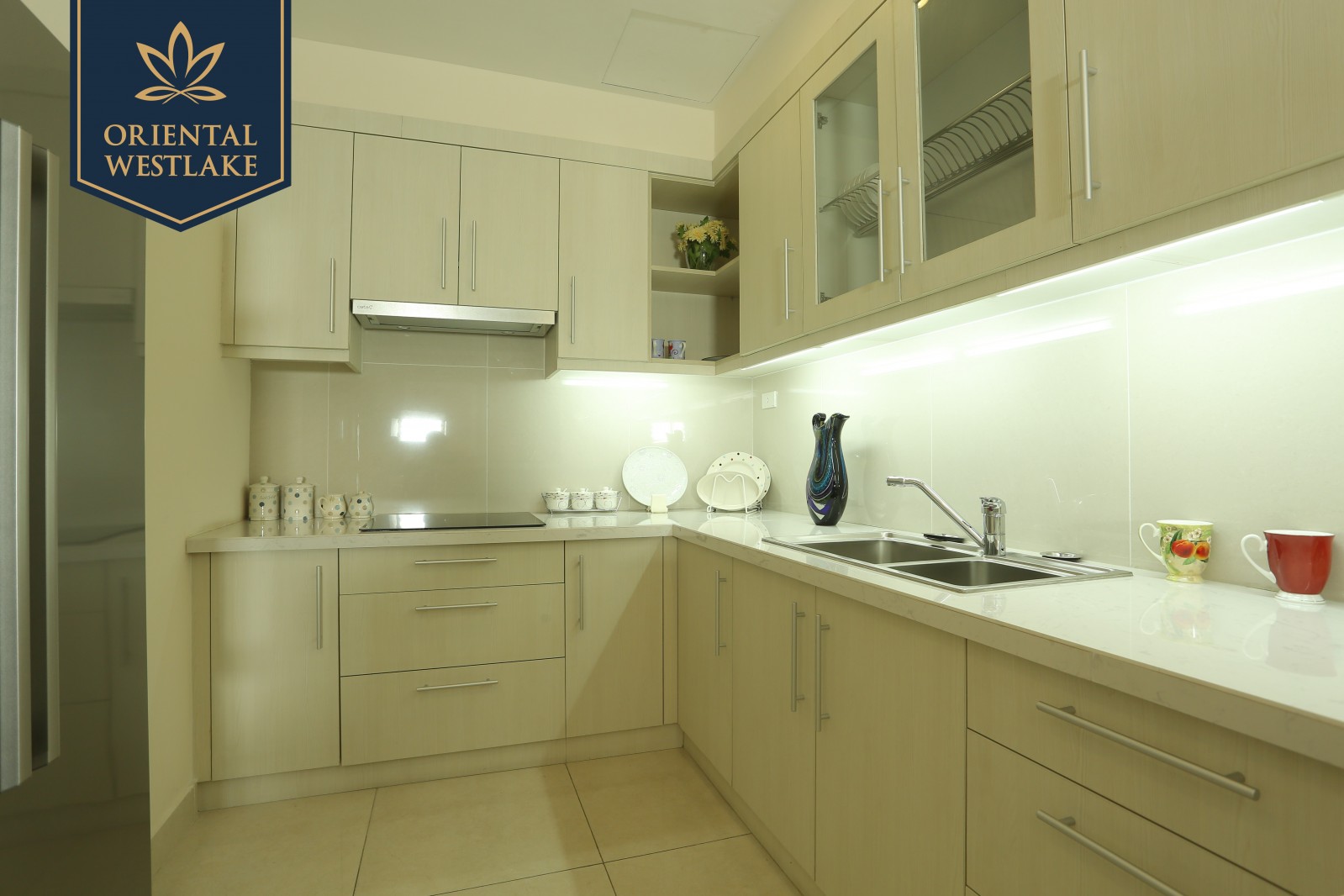 The spacious kitchen is equipped with Cata (Spanish) kitchen and other advanced equipments. Hotline 088 659 5588