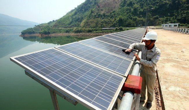 A worker is cleaning solar panels in this file photo. The central coastal province of Phu Yen is scheduled to have two more solar power plants in mid-2019. (Photo: VNA)