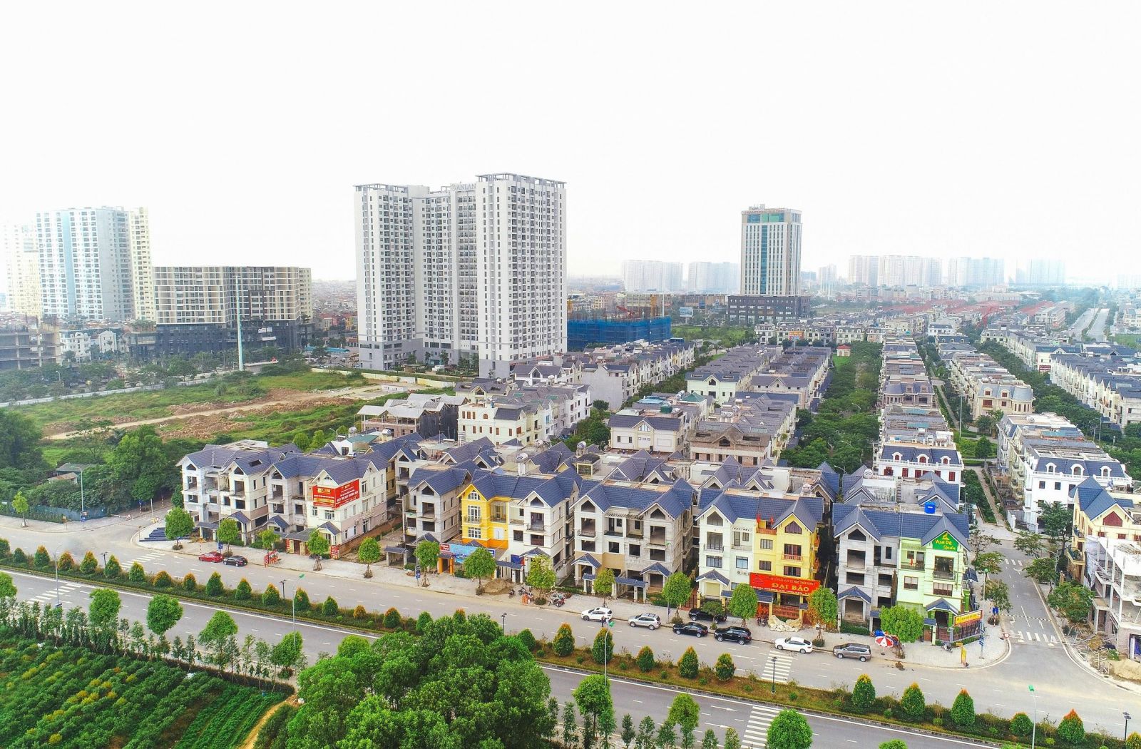 Khu đô thị Dương Nội với nhiều tiểu khu được phát triển mạnh mẽ mang đến không gian sống lý tưởng cho hàng vạn người dân.