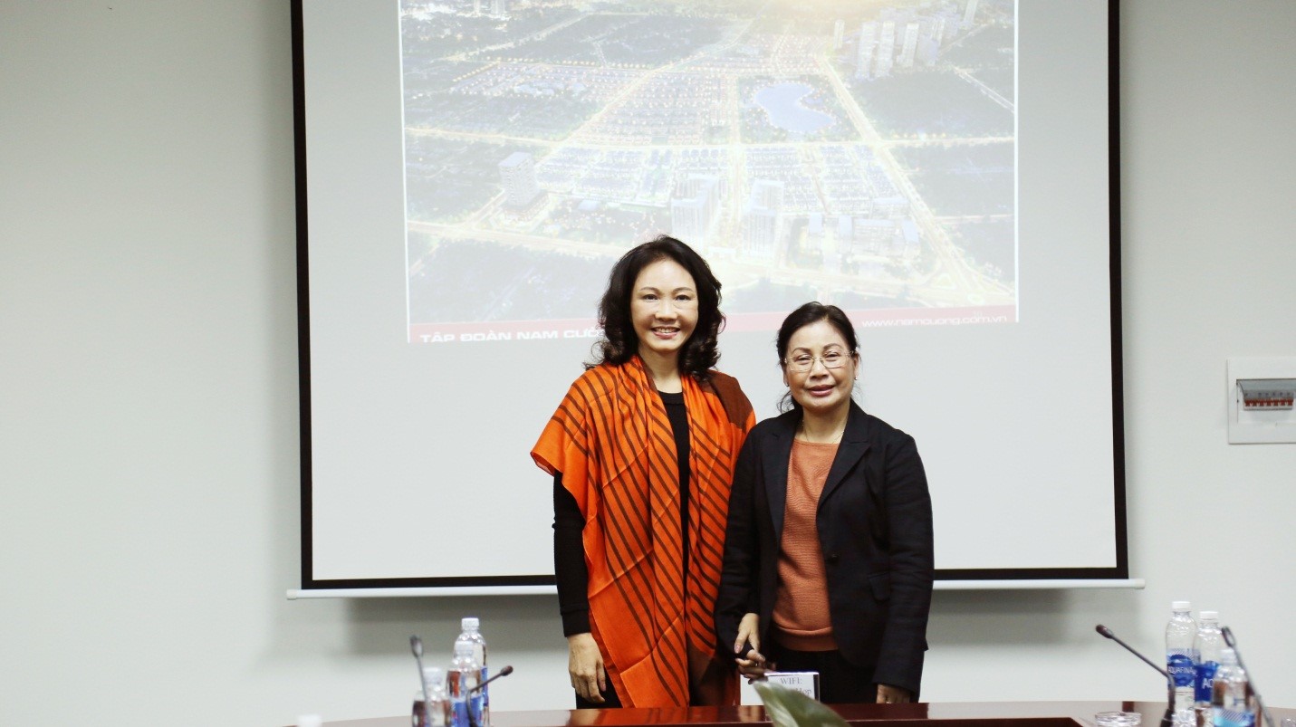 Chủ tịch Lê Thị Thúy Ngà cùng đại diện đoàn Tổng kiểm toán Lào tại buổi gặp gỡ.