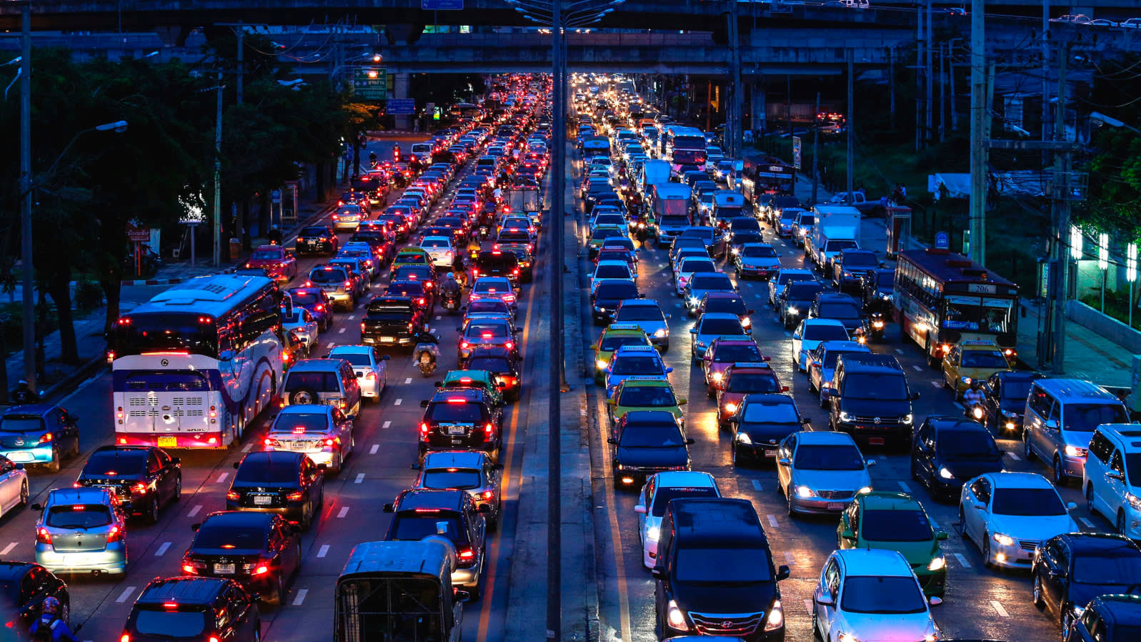 Cars are seen stuck in a traffic jam on Rama IX Road in Bangkok. Easing traffic congestion is one of the most urgent tasks for Asian cities. (Photo: Reuters)