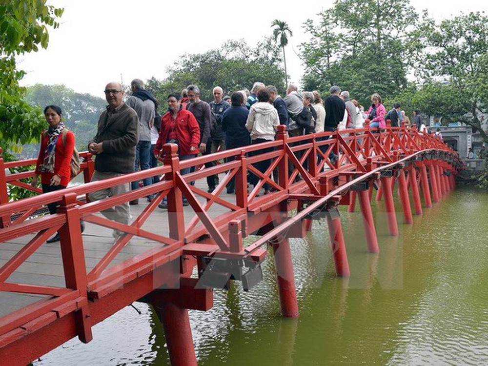 Visitors visit Ngoc Son temple in Hanoi. (Photo: VNA)