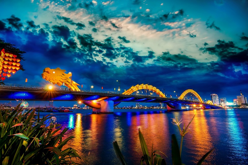 Dragon Bridge over Han River in Da Nang, Vietnam. (Photo: Tang Trung Kien/Shutterstock)