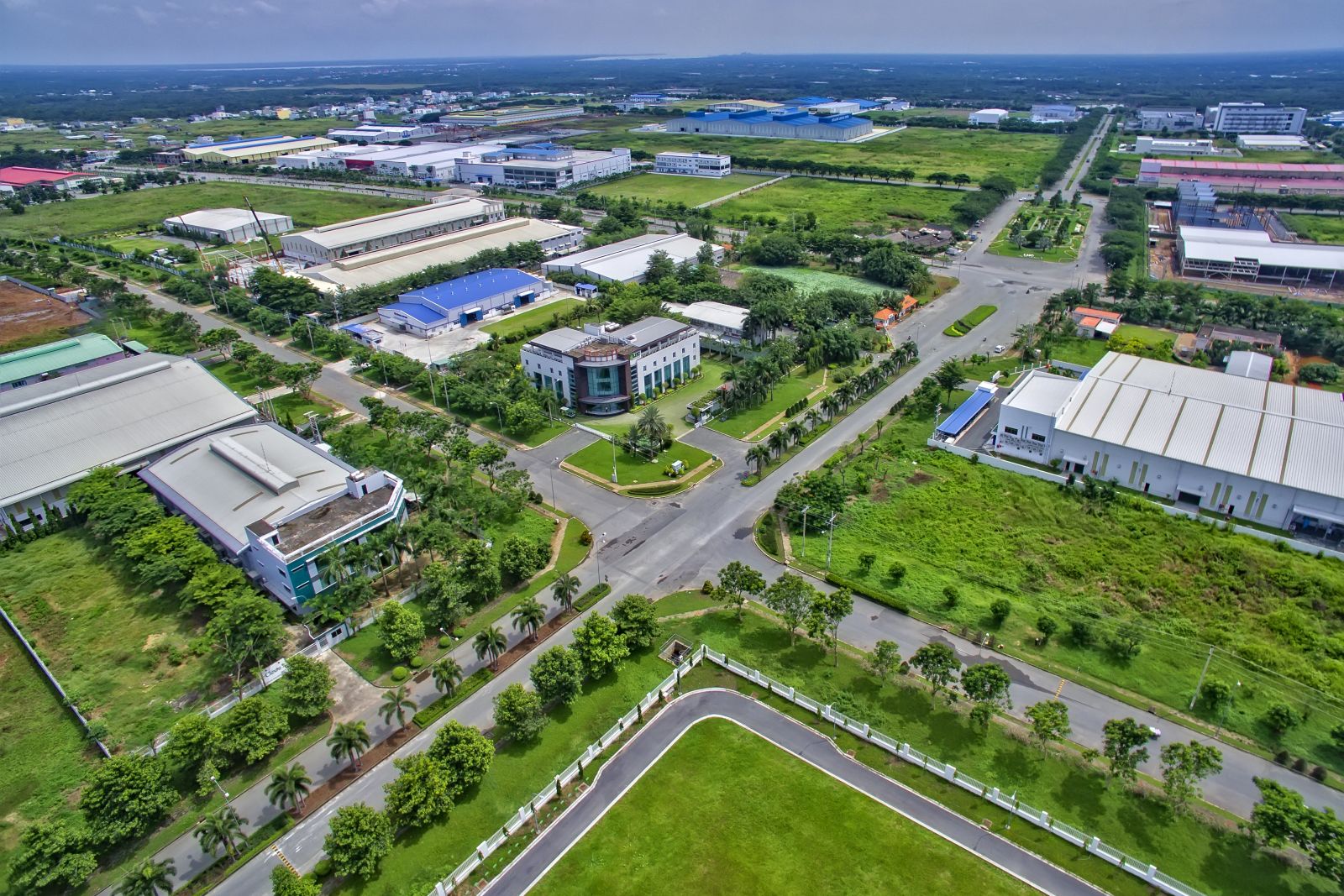 Foreign investors are seeking for industrial land in Vietnam. (Photo: cafef)