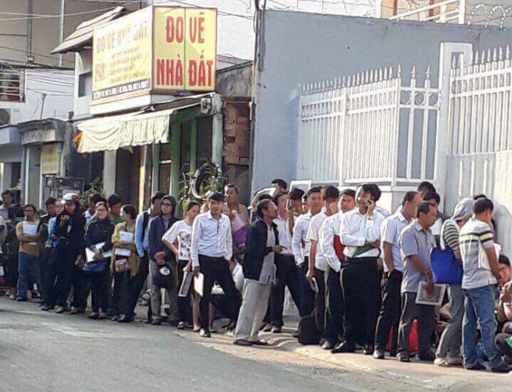 People queue in front of a realty office in District 9, HCMC amid the land fever in 2018. (Photo: Tuoi tre)