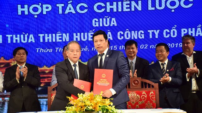 Thua Thien Hue Provincial People's Committee chairman Pham Ngoc Tho signed the strategic cooperation with Van Phu - Invest chairman To Nhu Toan.