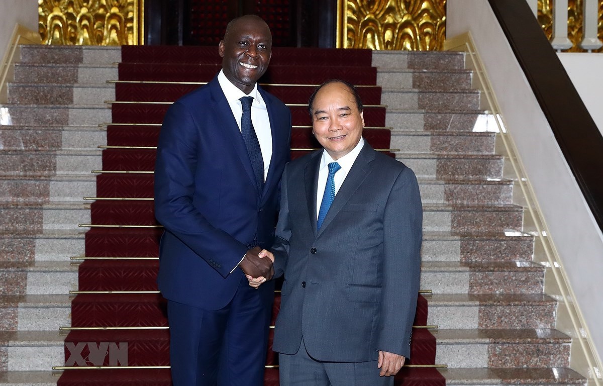 Prime Minister Nguyen Xuan Phuc (R) and WB Vice President for Infrastructure Makhtar Diop. (Source: VNA)