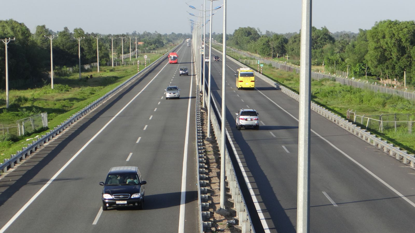 With a total length of 654km, North-South expressway will go through 13 provinces across Vietnam. (Photo: Vneconomy)