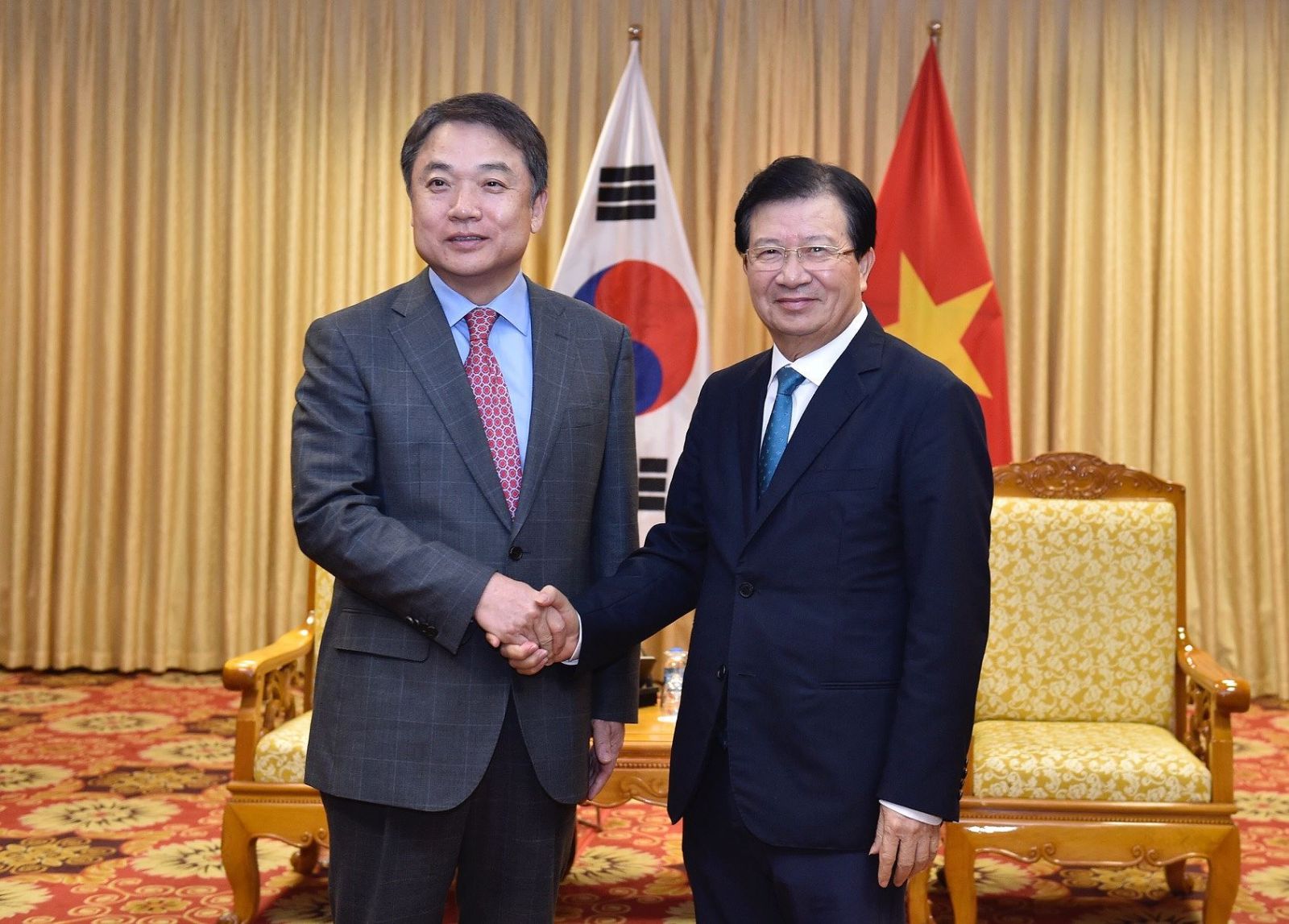 Deputy Prime Minister Trinh Dinh Dung (R) receives Vice Chairman of Hyundai Engineering & Construction Co. Chung Jin-haeng in Hanoi on February 22. (Photo: baochinhphu.vn)