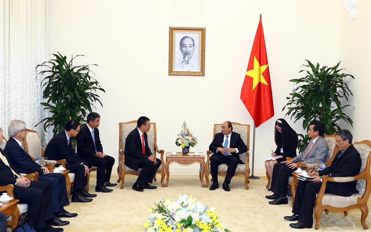 Prime Minister Nguyen Xuan Phuc hosts a reception for SCG President and CEO Roongrote Rangsiyopash. (Photo: VNA)